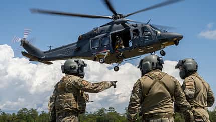 MH-139 Grey Wolf mit Soldaten