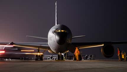 KC-135 US Air Force am Boden bei Nacht