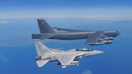 B-52H Stratofortress Formation mit FA-50