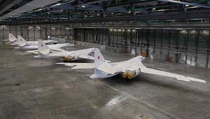 Vier Tu-160M in der Auslieferungshalle von Kasan.