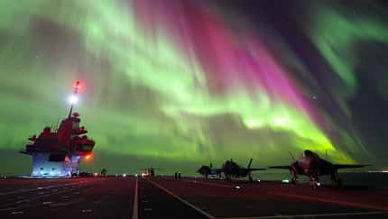 HMS Prince of Wales unter Nordlichtern