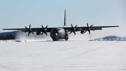 Start C-130 Hercules Luftwaffe von Schneepiste in Kanada
