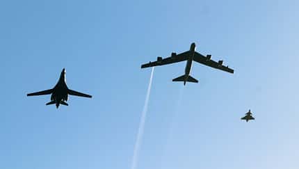 B-1B und B-52H Formation über Stockholm