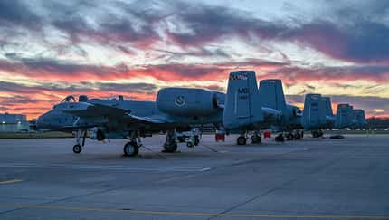 Aufgereihte A-10 der Maryland ANG im Sonnenuntergang