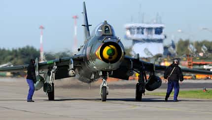 Suchoi Su-22 Polen von vorne mit Bodenmannschaft