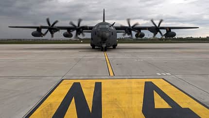 KC-130J Hercules auf dem Rollfeld von vorne