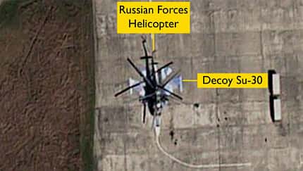 Satellitenbild mit auf aufgemalter Su-27 gelandeter Kamow Ka-52