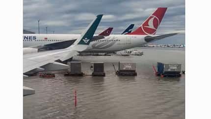 Dubai Airport Flugzeuge im Wasser