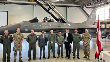 Gruppenbild vor F-16 Argentinien