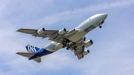 „Fünfstrahlige“ Boeing 747 landet auf dem Friedhof
