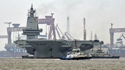 China-Flugzeugträger Fujian beim Auslaufen von vorne