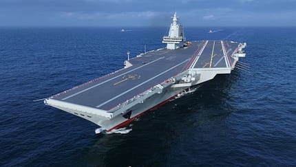 Flugzeugträger Fujian auf See