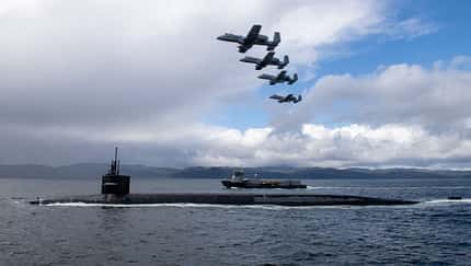 Vier A-10 in Formation über USS Nebraska