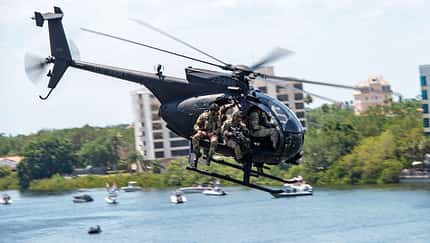 MH-6 Little Bird fliegt über See