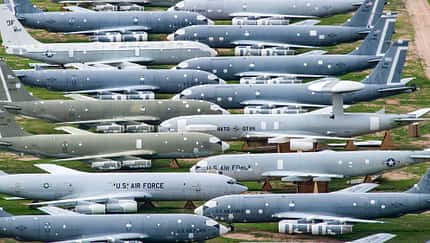 Abgestellte KC-135 der USAF in der Wüste