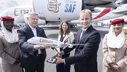 Auf der ILA feierten Siegfried Knecht, Vorsitzender des Vorstands von aireg. Volker Greiner, Emirates Vice President North & Central Europe und Dr. Anna Christmann, Koordinatorin der Bundesregierung für die deutsche Luft- und Raumfahrtpolitik (von links nach rechts).
