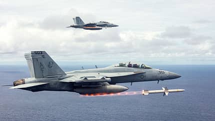 EA-18G Growler AGM-88E-Doppelabschuss