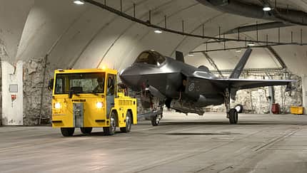 F-35 Norwegen in Bergkaverne mit Schlepper