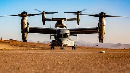 Zwei MV-22 Osprey hintereinander bei Wüstenlandung
