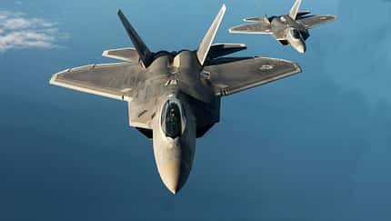 Zwei F-22A im Flug