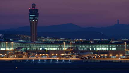 Flughafen Seoul-Incheon Terminal bei Nacht