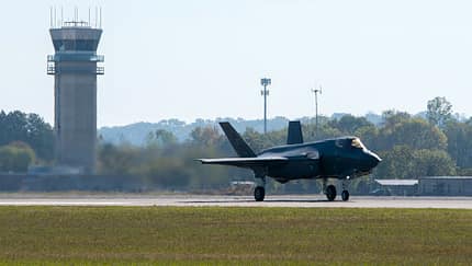 F-35A Lightning II auf Landebahn vor Tower der Ebbing ANG Base