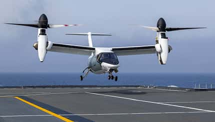 Kipprotor-Flugzeug AW609 aus Italien landet auf dem Flugzeugträger
