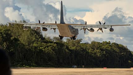 KC-130J US Marine Corps landet auf Flugfeld von Peleliu