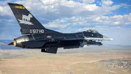 F-16 Black Sheep in F-117-Lackierung im Flug