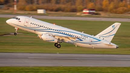 Suchoi Superjet von Gazpromavia beim Start in St. Petersburg