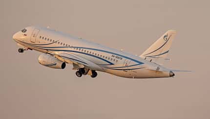 Suchoi Superjet von Gazpromavia beim Start in St. Petersburg