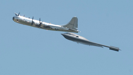 Formationsflug von B-29 und B-2A in Whiteman (Missouri).