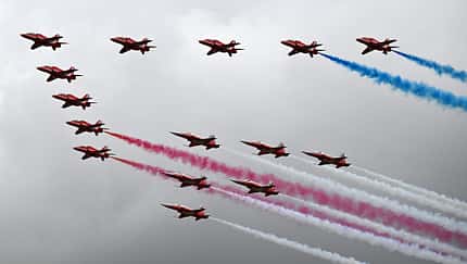 Gemeinsame Formation Patrouille Suisse und Red Arrows in Fairford