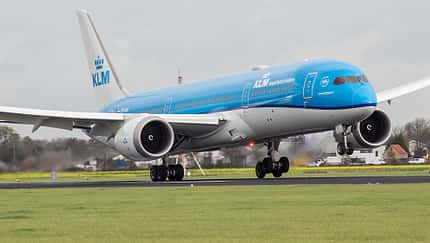 Boeing 787-9 von KLM bei der Landung in Amsterdam