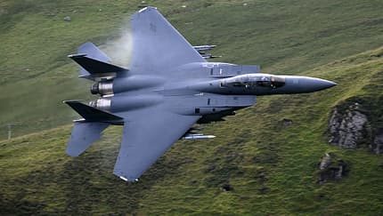 Schneller Vorbeiflug einer F-15 Strike Eagle im Mach Loop 