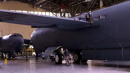 B-52 Wartung mit fliegender Drohne