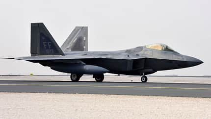 F-22 Raptor rollt auf der Al Udeid Air Base in Katar