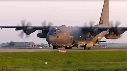 AC-130J Gunship auf Highway rollt an Farm vorbei
