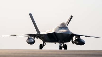 Rollende F-22A Raptor auf Wüstenbasis