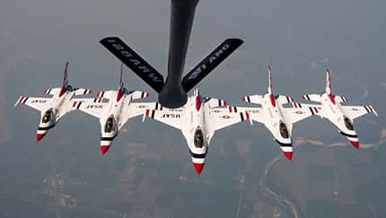Formation USAF Thunderbirds unter Tanker