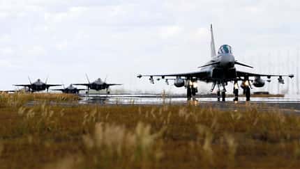 Eurofighter der Luftwaffe und australische F-35 auf dem Taxiway
