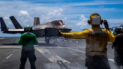 F-35C Lightning II wird an Deck der USS Abraham Lincoln eingewiesen