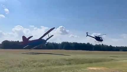 Antonow An-2 weicht Hubschrauber aus