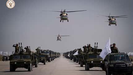 UH-60 überfliegen Militärparade der Taliban in Afghanistan