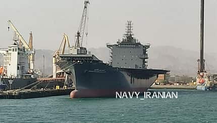 Zum Träger umgebauter iranischer Frachter im Hafen