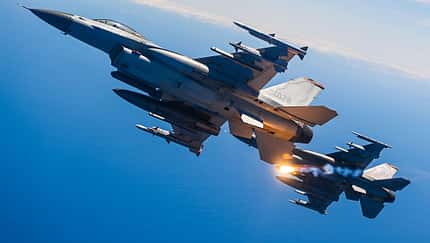 Zwei KF-16 im Flug mit Flares