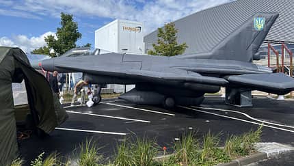 Aufblasbare Attrappe einer F-16 mit ukrainischen Markierungen