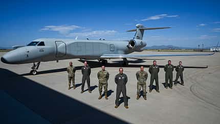 Gruppenbild vor EA-37B Compass Call