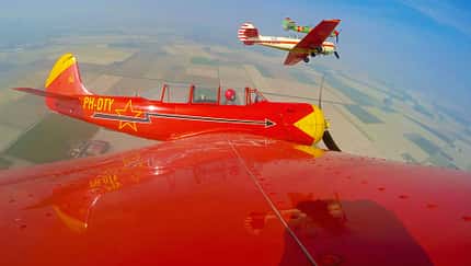 Jakowlew Jak-52 in Formation Luftaufnahme