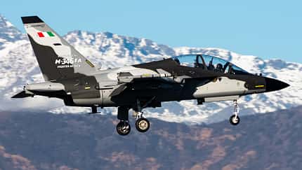Leonardo M-346FA bei der Landung vor Gebirge